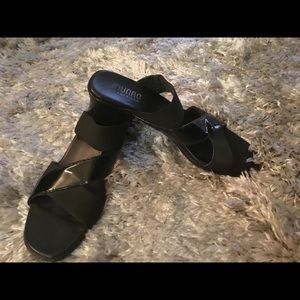 Black 7 1/2 narrow Munro slides