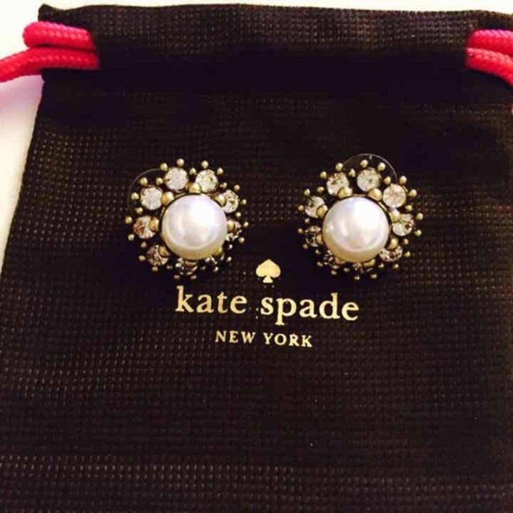 Late spade pearl stud earring