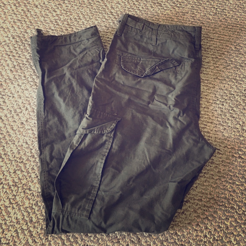 Excellent condition. Army green cargo pants