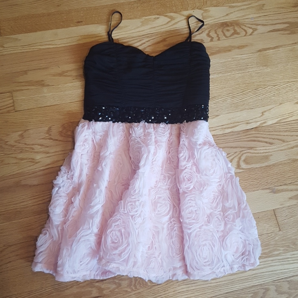 Elegant dress - Picture 1 of 8