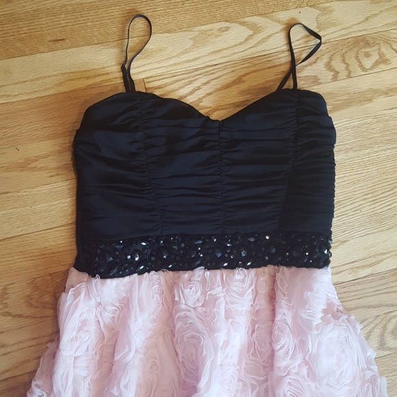 Elegant dress - Picture 2 of 8