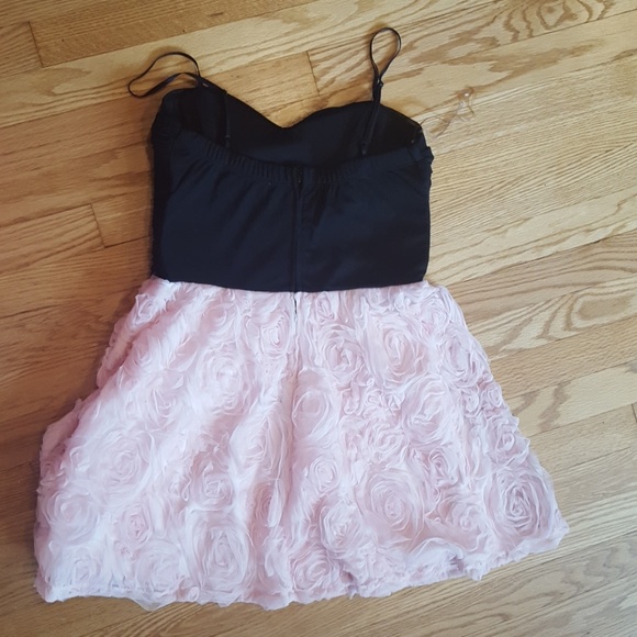 Elegant dress - Picture 4 of 8