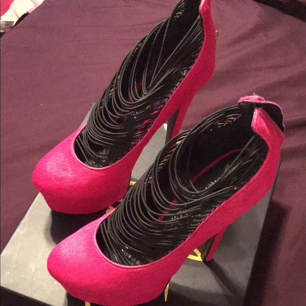 London Trash hot pink platform pumps