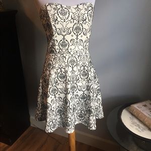 Black & White Classic  🌿