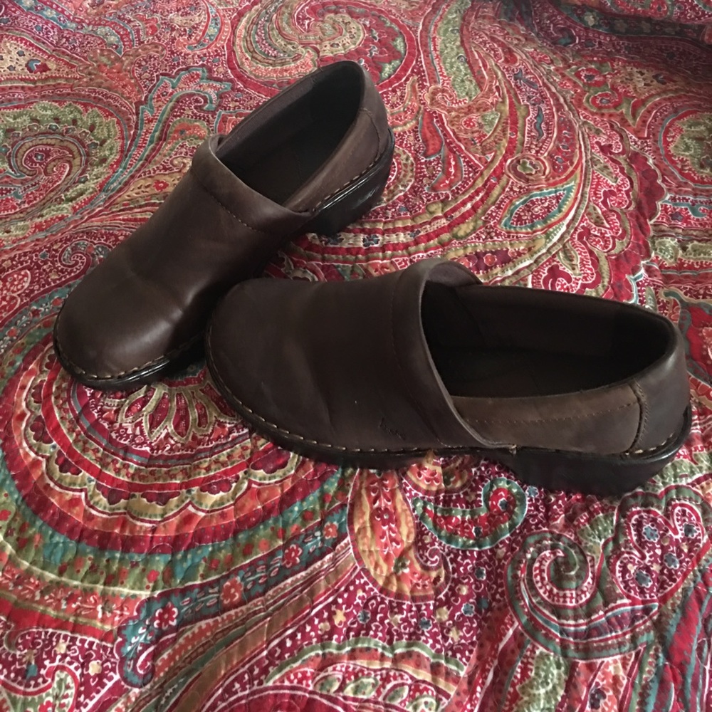 Women’s B.O.C. Brown leather clogs