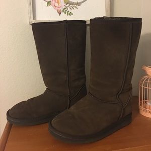 Chocolate brown UGGS, perfect for fall! 🍁