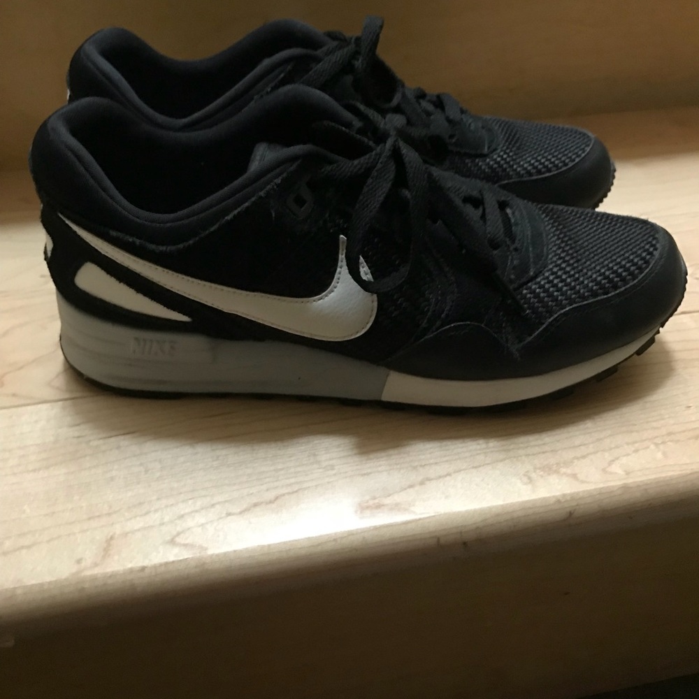 Black and white nike airmax