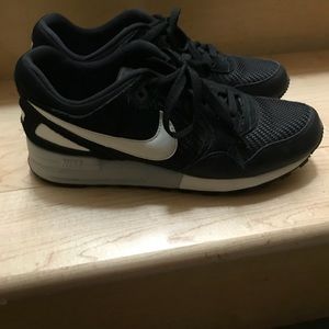 Black and white nike airmax