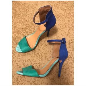 Color black kitten heels.