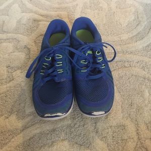 Boys 3.5 Nike blue shoes