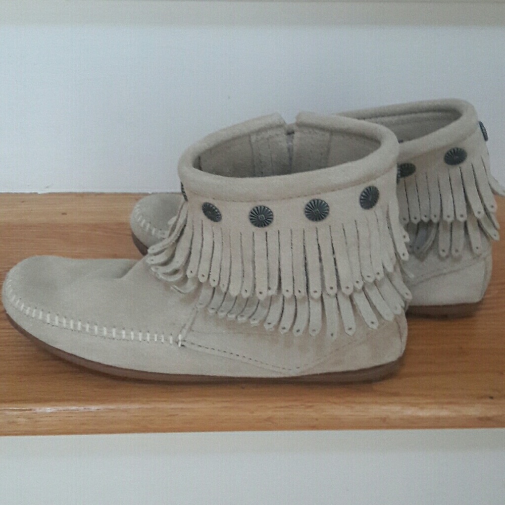 Minnetonka fringe booties size 7