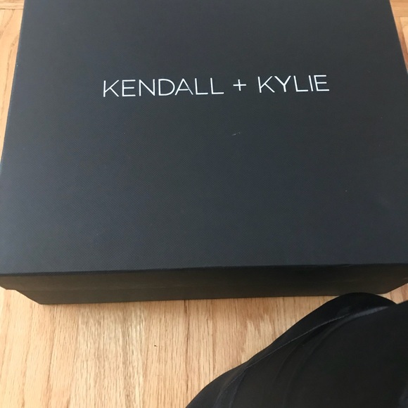 Black satin booties 6.5 - Picture 4 of 5