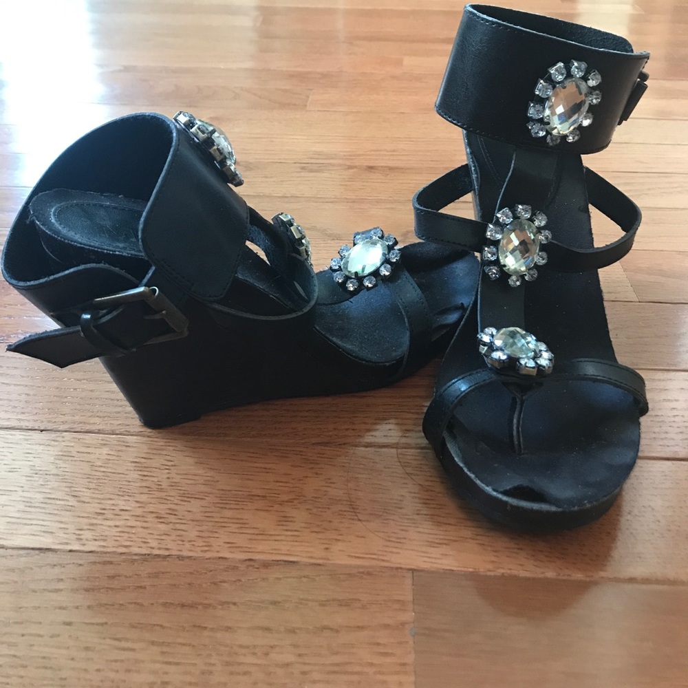Black wedges