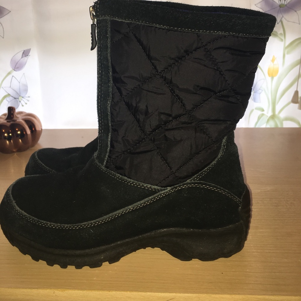 Black winter boots