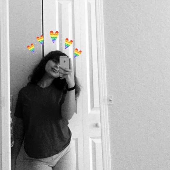 Meet your Posher, Laura - Picture 1 of 5