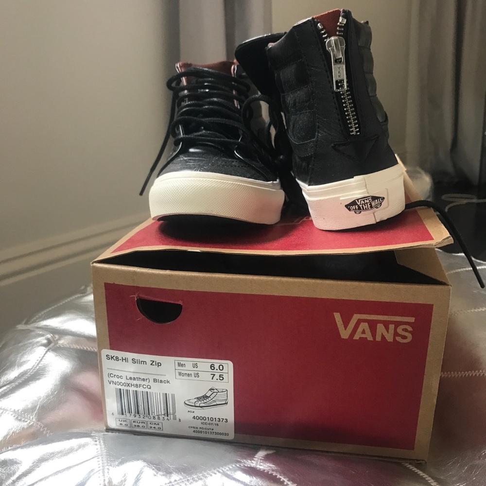 Womans Sk8-Hi vans size 7.5