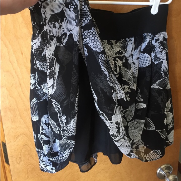 3/$30 Express chiffon skirt. Worn once, nearly new - Picture 3 of 3