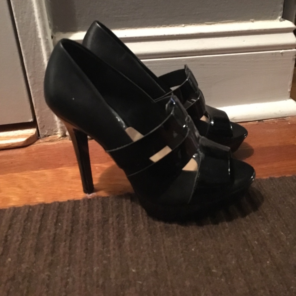 Black BCBG pumps