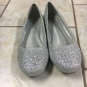 Size 7 silver shiny flats