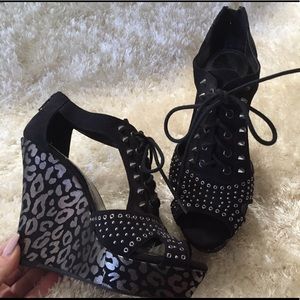 ❤️💕SOLD NWOT Gianni Bini wedge studded heels sz 8