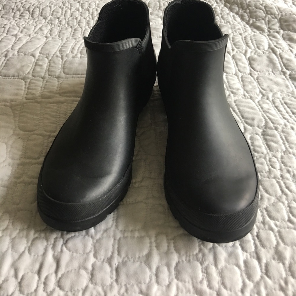 Women’s short rain boots size 8!