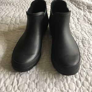 Women’s short rain boots size 8!
