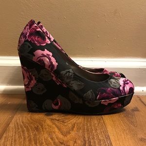 Floral print wedges