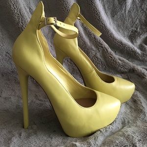 Steve Madden Larsa Heel in Yellow
