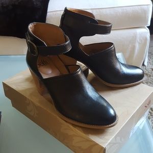 Sofft genuine black leather booties