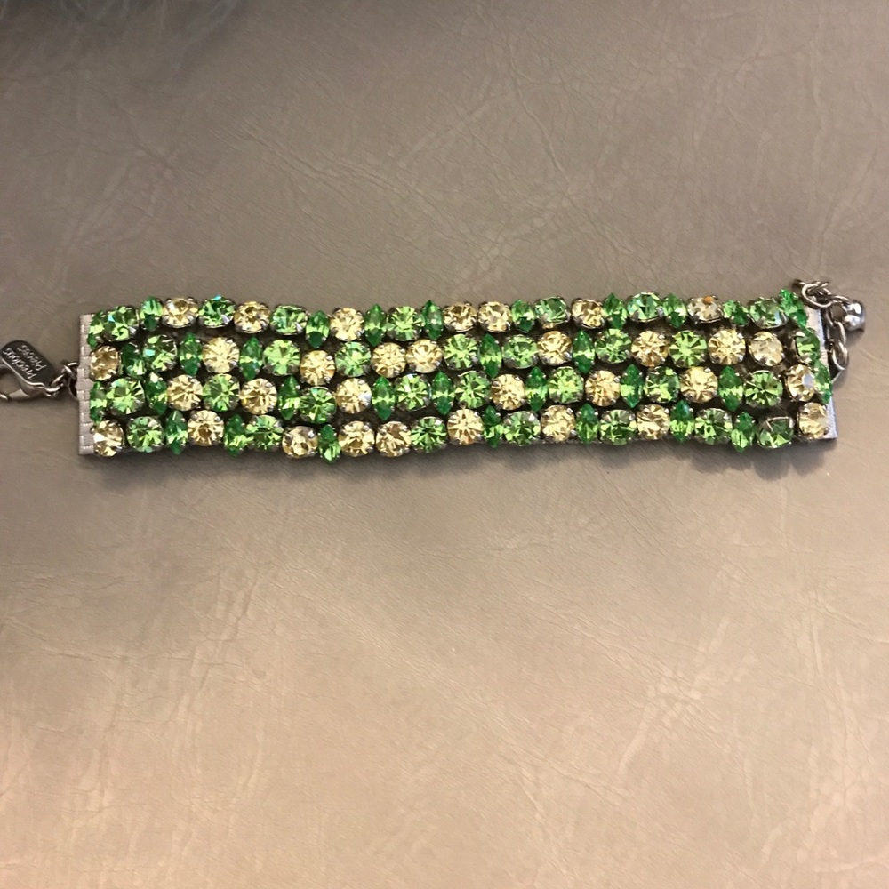 Green bracelet made with Swarovski crystals