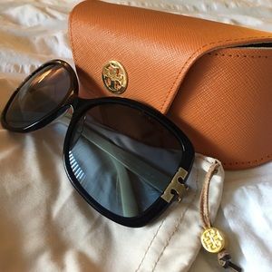 TORY BURCH OVERSIZED T-HINGE SUNGLASSES