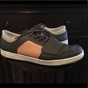 CREATIVE RECREATION CESARIO Lo