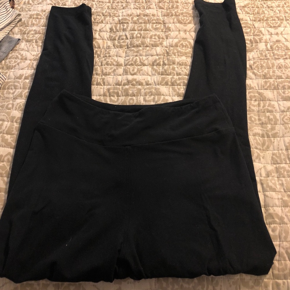 Lularoe black leggings.