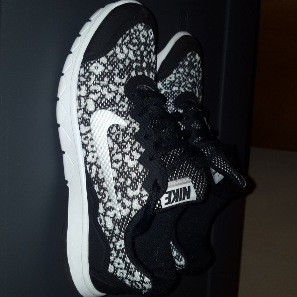 Price reduced: Nike shoes kids 6Y = womans 7.5