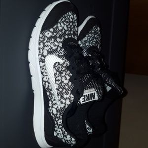 Price reduced: Nike shoes kids 6Y = womans 7.5