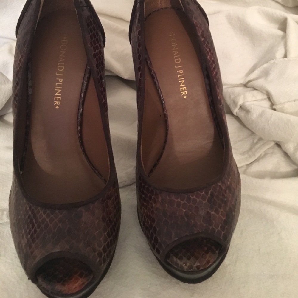 Brown snakeskin pumps