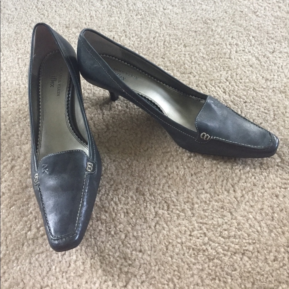 Size 10 navy, closed toe heels.  Never been worn!
