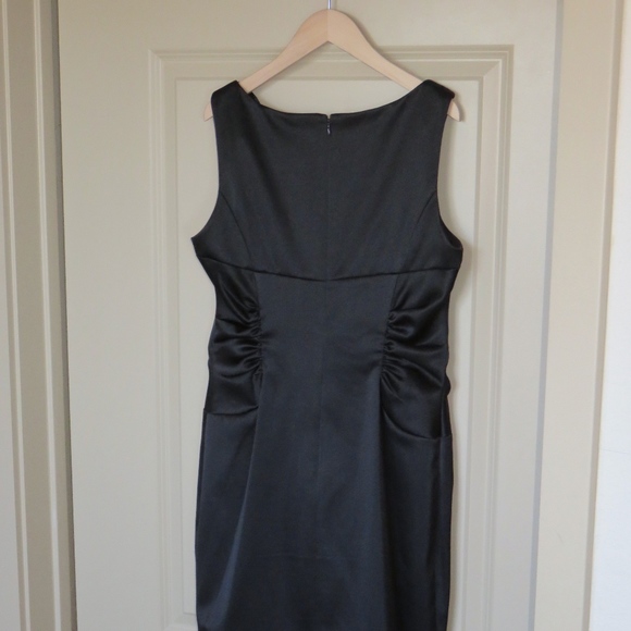 SOLD Jessica Howard LBD - Picture 2 of 5