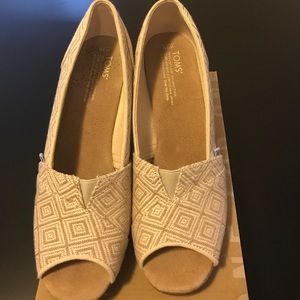 Great Tan Toms Wedges!