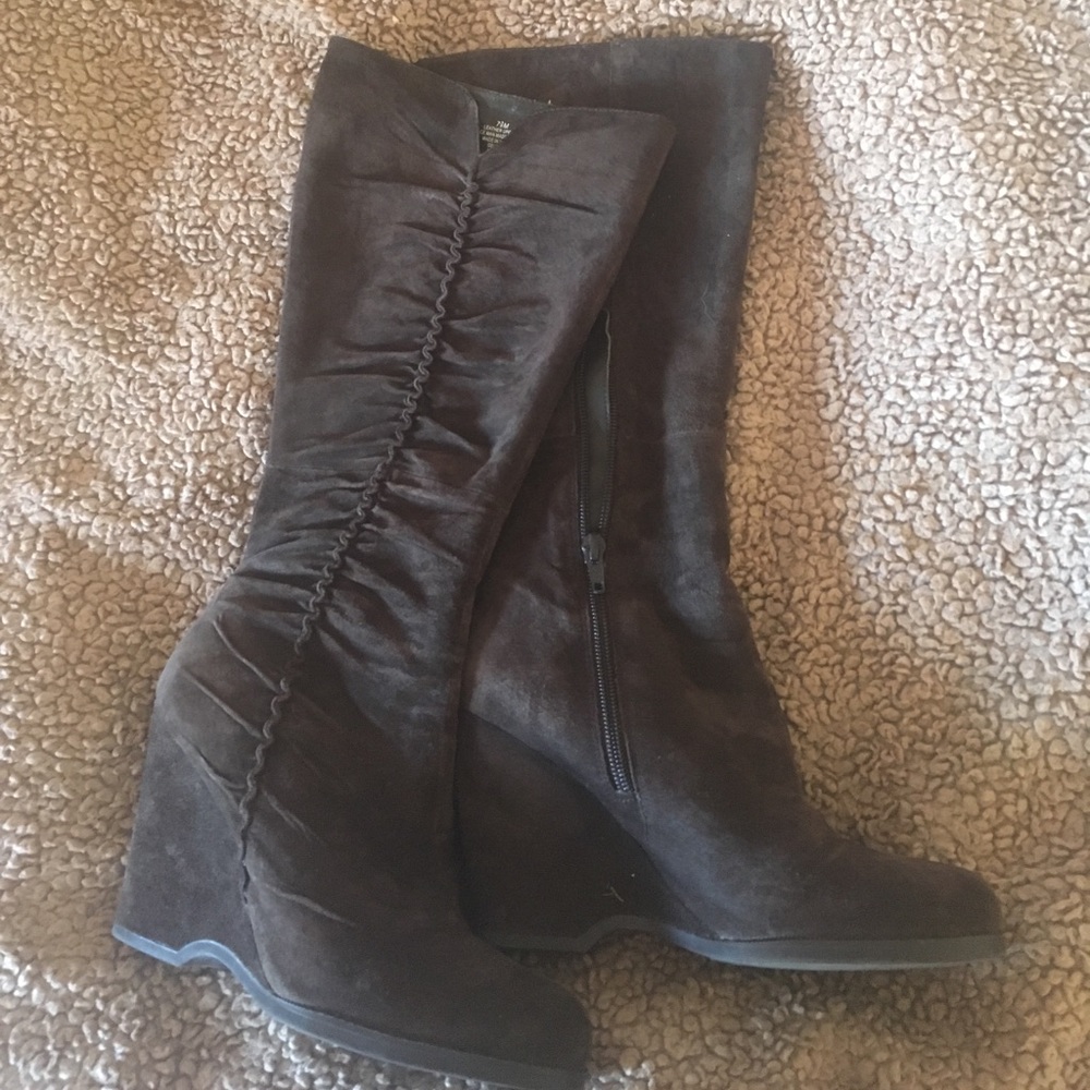 Excellent suede wedge comfy boots Real leather!