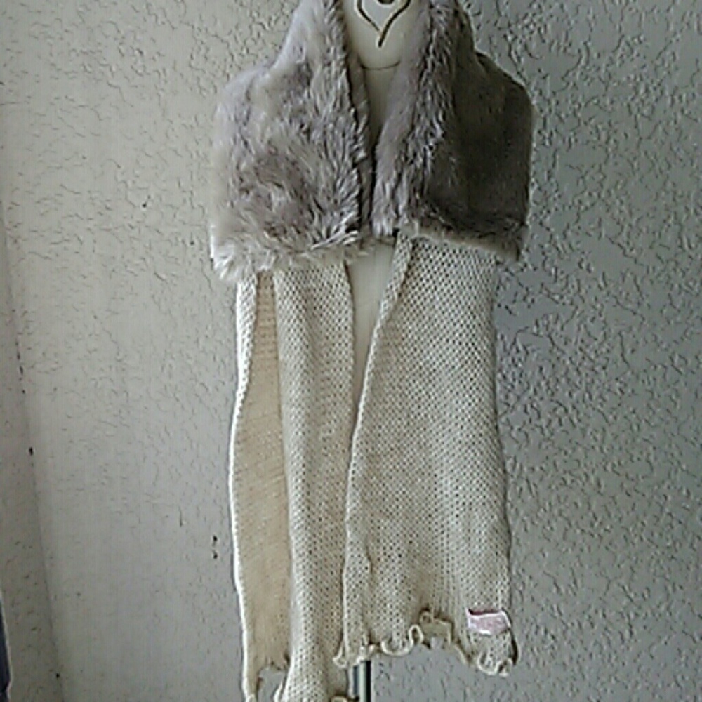 Scarf with foux fur