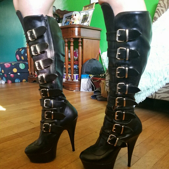 knee high buckle boots goth