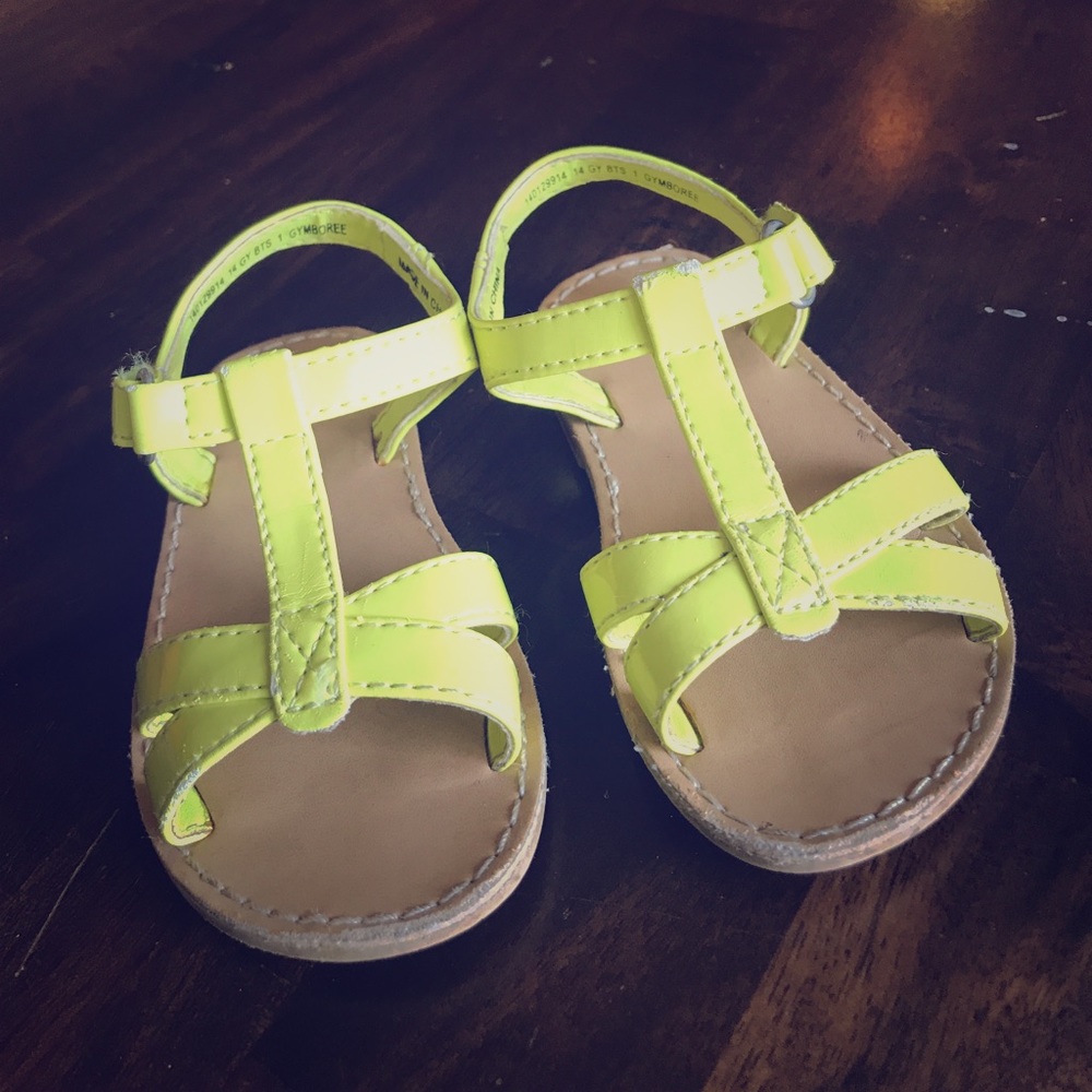 Neón yellow gymboree sandal.