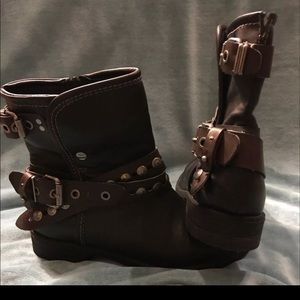 Ruffhewn Black w/brown straps size 7
