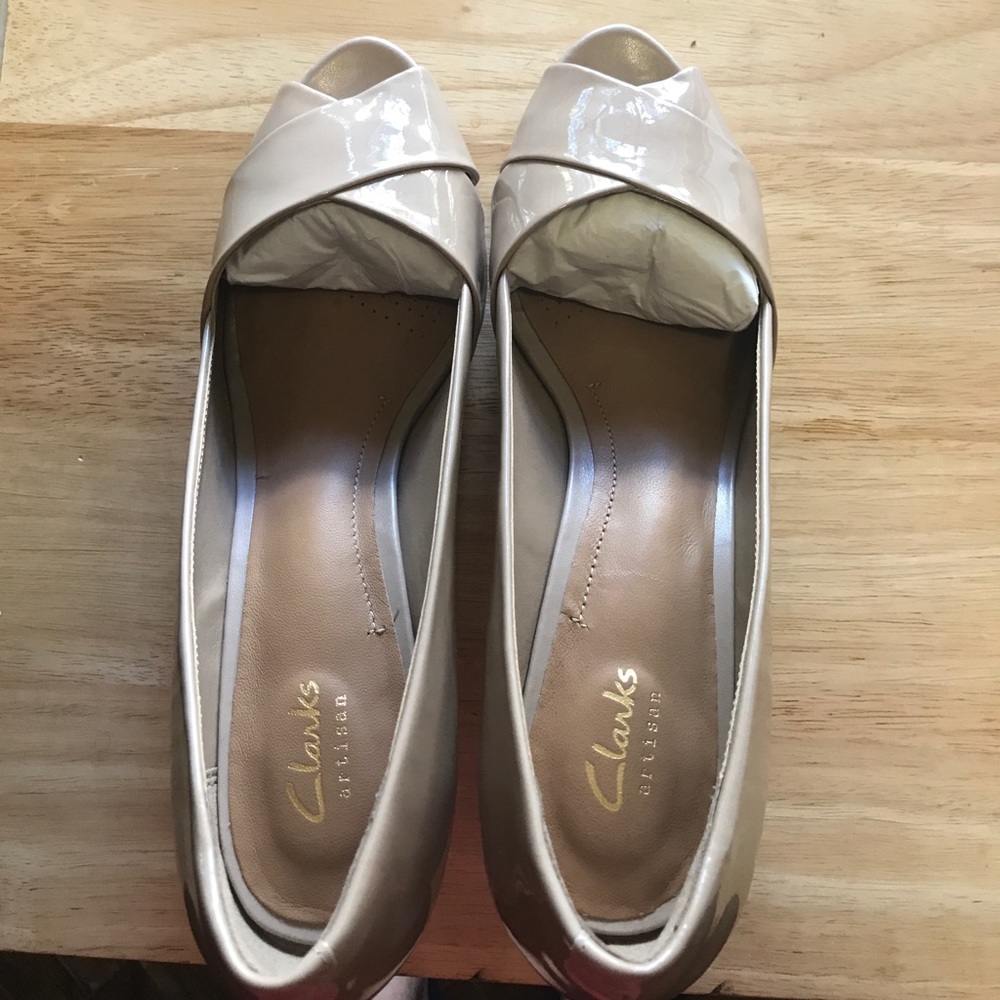 Clarks Sand Patent Peep Toe NIB - Picture 2 of 3