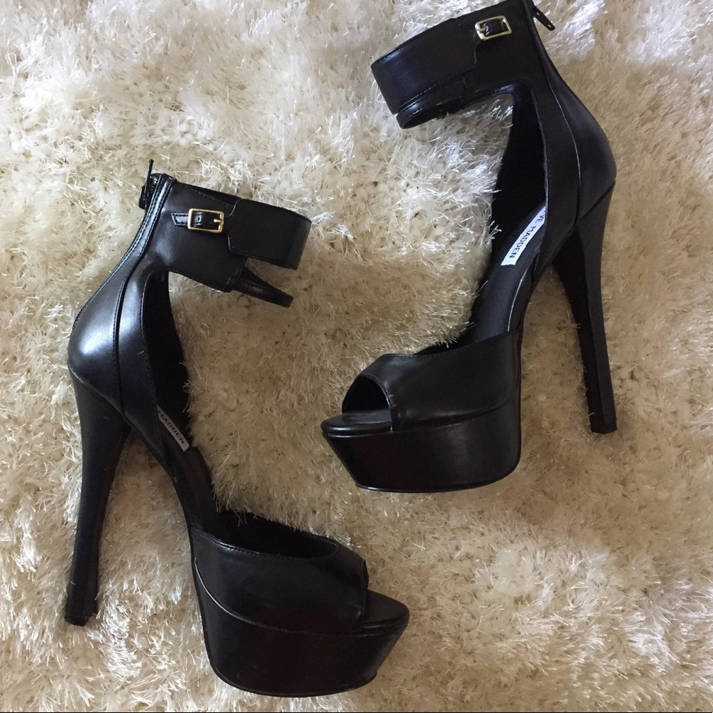 ❌SOLD❌ Steve Madden "Faymuss" Leather Ankle Strap