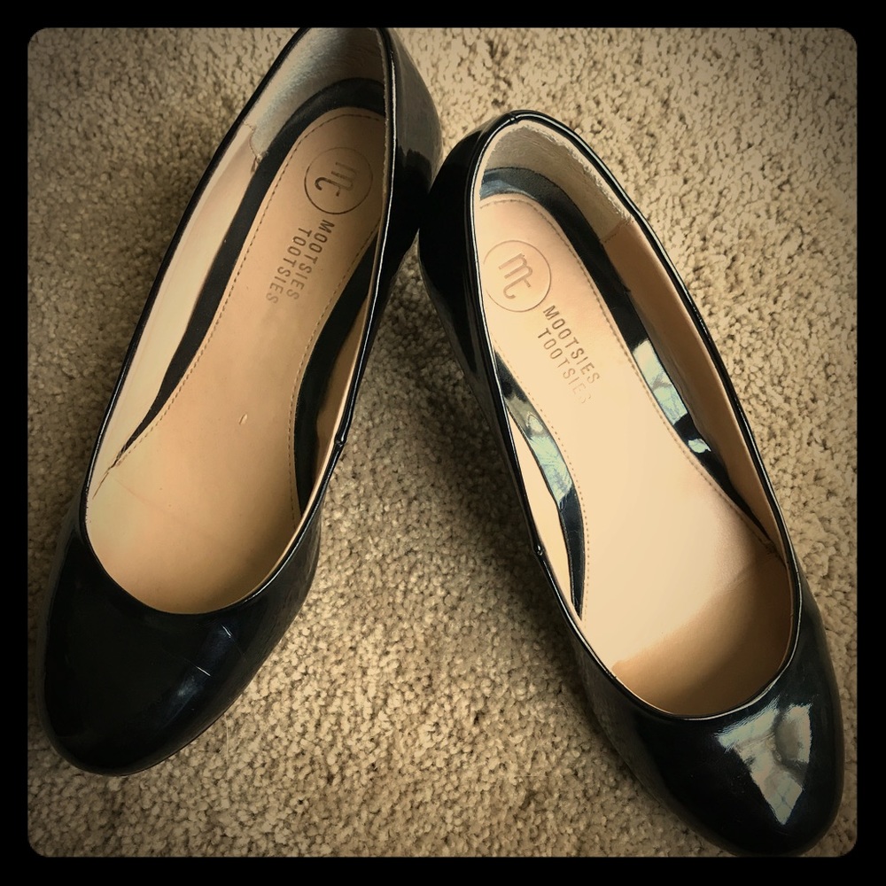 Black pumps, low heel