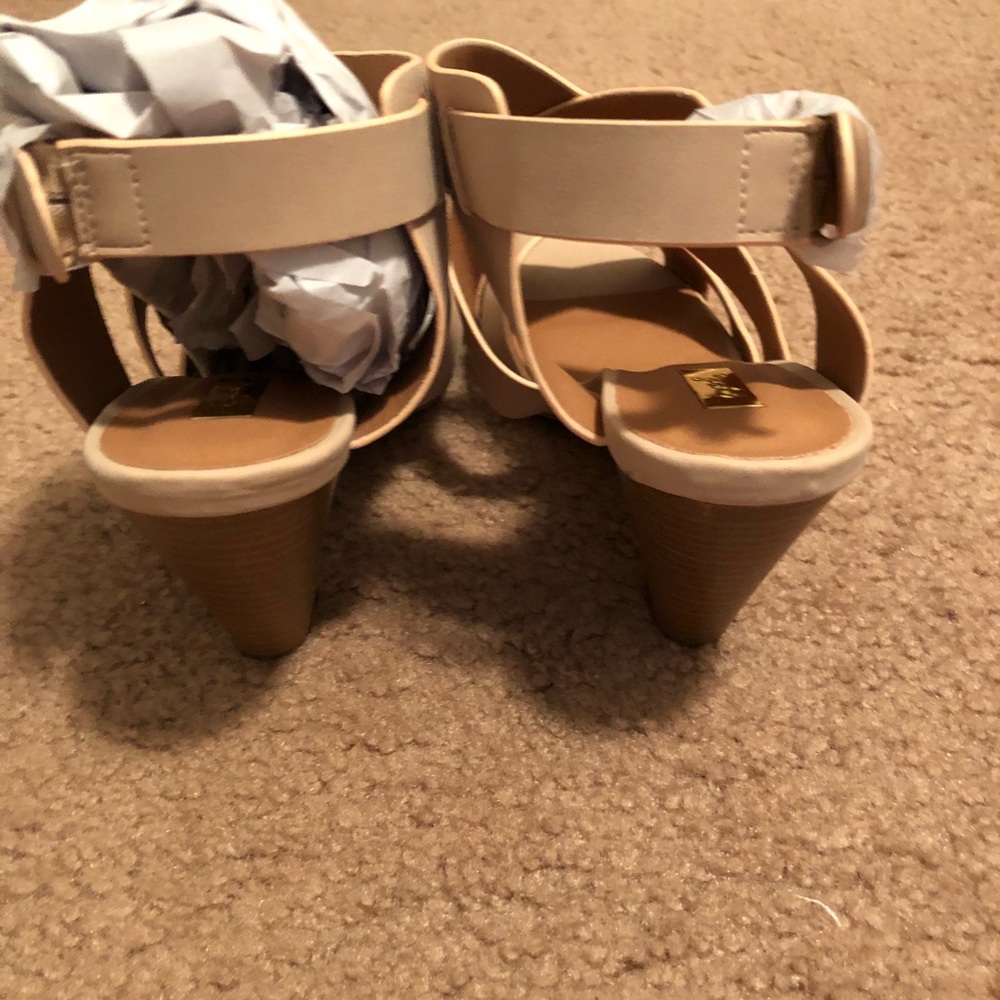 Tan sandals - Picture 3 of 3