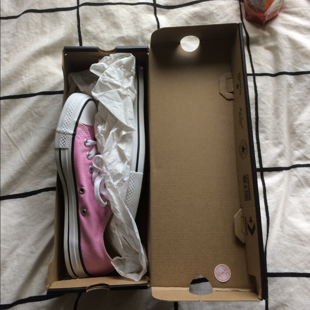 NWT low top pink converse