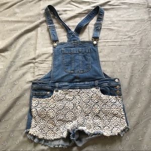 Short overalls with lace detail and frayed hem